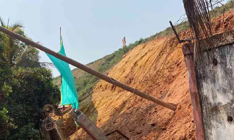 RESA विस्तार: निर्माण कार्य के दौरान करिपुर हवाई अड्डे की चारदीवारी ढही RESA विस्तार: निर्माण कार्य के दौरान करिपुर हवाई अड्डे की चारदीवारी ढही