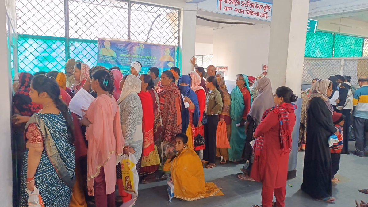 Farrukhabad: लोहिया अस्पताल में अफरा-तफरी, मरीज परेशान Farrukhabad: लोहिया अस्पताल में अफरा-तफरी, मरीज परेशान