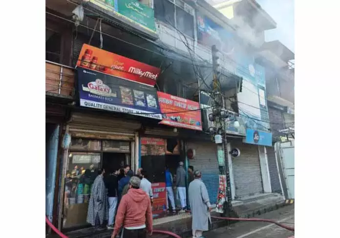 Baramulla में 2 दुकानें जलकर खाक Baramulla में 2 दुकानें जलकर खाक