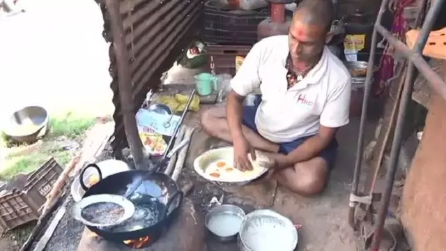 भुवनेश्वर में छोटे होटलों और भोजनालयों पर LPG संकट की कड़ी मार भुवनेश्वर में छोटे होटलों और भोजनालयों पर LPG संकट की कड़ी मार