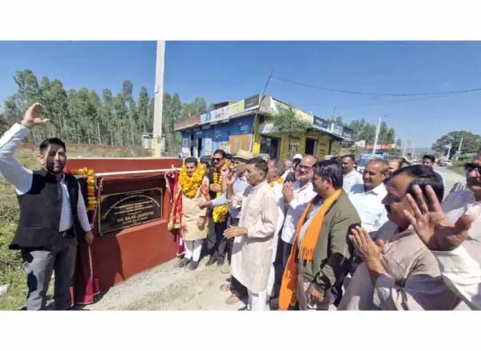 Jasrotia ने 33 लाख रुपये की सड़क पक्की करने की परियोजना शुरू की Jasrotia ने 33 लाख रुपये की सड़क पक्की करने की परियोजना शुरू की