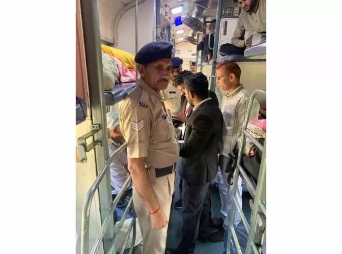 JAMMU: रेलवे ने विशेष टिकट जाँच अभियान चलाया, 249 यात्रियों पर जुर्माना लगाया गया JAMMU: रेलवे ने विशेष टिकट जाँच अभियान चलाया, 249 यात्रियों पर जुर्माना लगाया गया