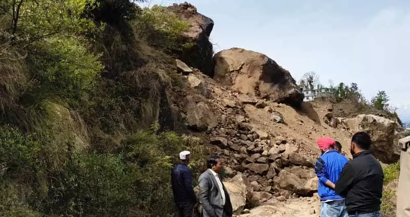 कोटली क्षेत्र में भारी भूस्खलन से मंडी के Ropru village पर खतरा मंडरा रहा कोटली क्षेत्र में भारी भूस्खलन से मंडी के Ropru village पर खतरा मंडरा रहा