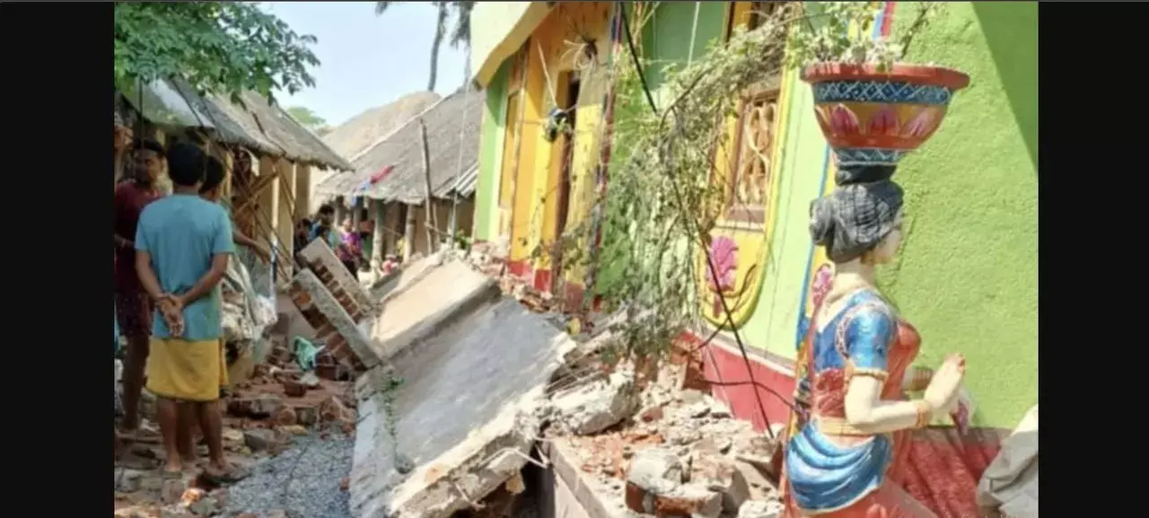 Odisha : भद्रक में घर की संरचना ढहने से एक बच्चे की मौत, दो घायल Odisha : भद्रक में घर की संरचना ढहने से एक बच्चे की मौत, दो घायल