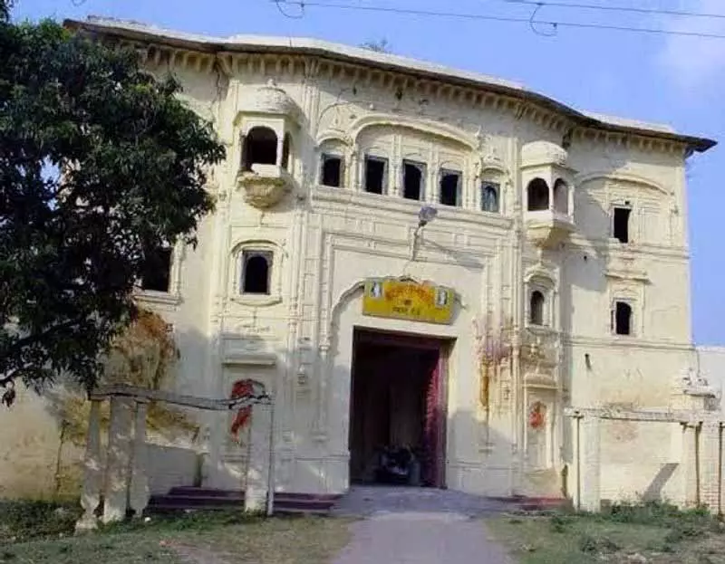 1 करोड़ रुपये की मरम्मत के बावजूद दमतल का Ram Gopal Temple अभी भी पर्यटन के नक्शे से बाहर 1 करोड़ रुपये की मरम्मत के बावजूद दमतल का Ram Gopal Temple अभी भी पर्यटन के नक्शे से बाहर