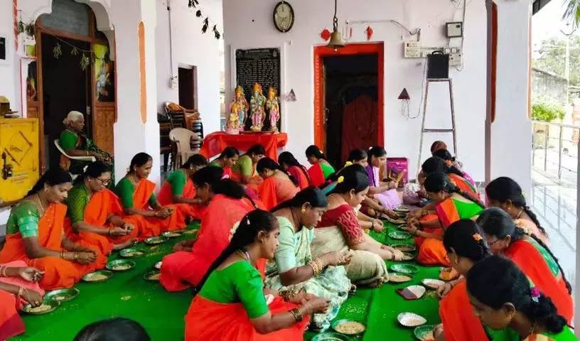Goti Talambralu में पुंडरीक भक्त सेवा समाज के सेवक Goti Talambralu में पुंडरीक भक्त सेवा समाज के सेवक