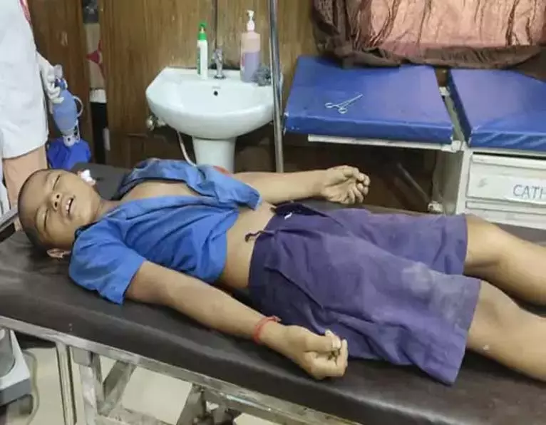 7 साल का छात्र स्कूल जाते समय 30 फीट ऊंचाई से गिरा, मौत 7 साल का छात्र स्कूल जाते समय 30 फीट ऊंचाई से गिरा, मौत