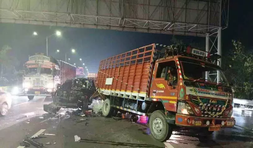 मगंती गोपीनाथ की बेटियों की कार DCM वाहन से टकराई मगंती गोपीनाथ की बेटियों की कार DCM वाहन से टकराई