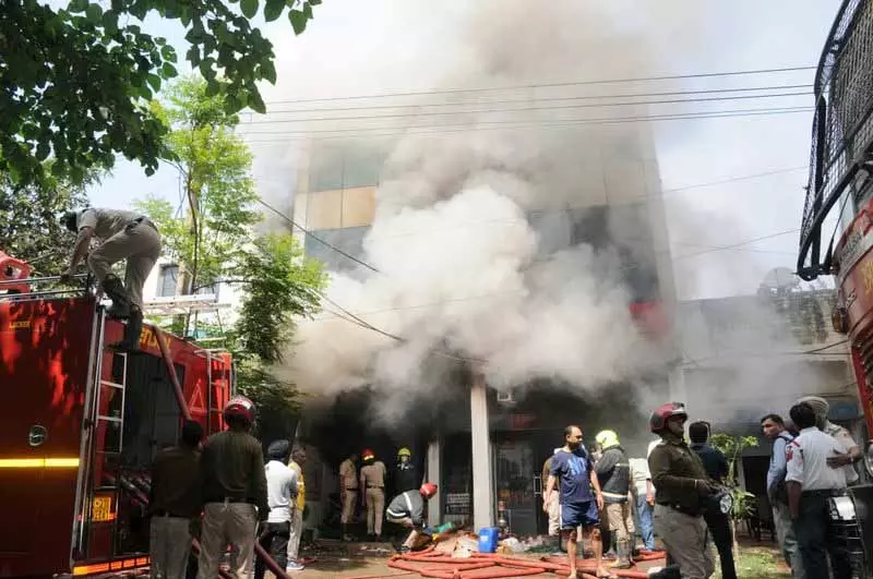 Chandigarh के इंडस्ट्रियल एरिया में बिजली की दुकान में लगी भीषण आग Chandigarh के इंडस्ट्रियल एरिया में बिजली की दुकान में लगी भीषण आग