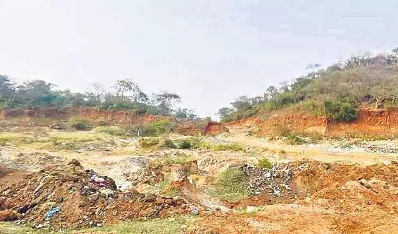 Kothagudem: जूलुरपाडु मार्केट यार्ड परियोजना में देरी, किसानों ने सरकार से हस्तक्षेप की मांग की Kothagudem: जूलुरपाडु मार्केट यार्ड परियोजना में देरी, किसानों ने सरकार से हस्तक्षेप की मांग की