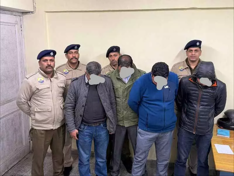 नशीले पदार्थों के व्यापार में संलिप्तता के आरोप में CID के चार कर्मी बर्खास्त नशीले पदार्थों के व्यापार में संलिप्तता के आरोप में CID के चार कर्मी बर्खास्त