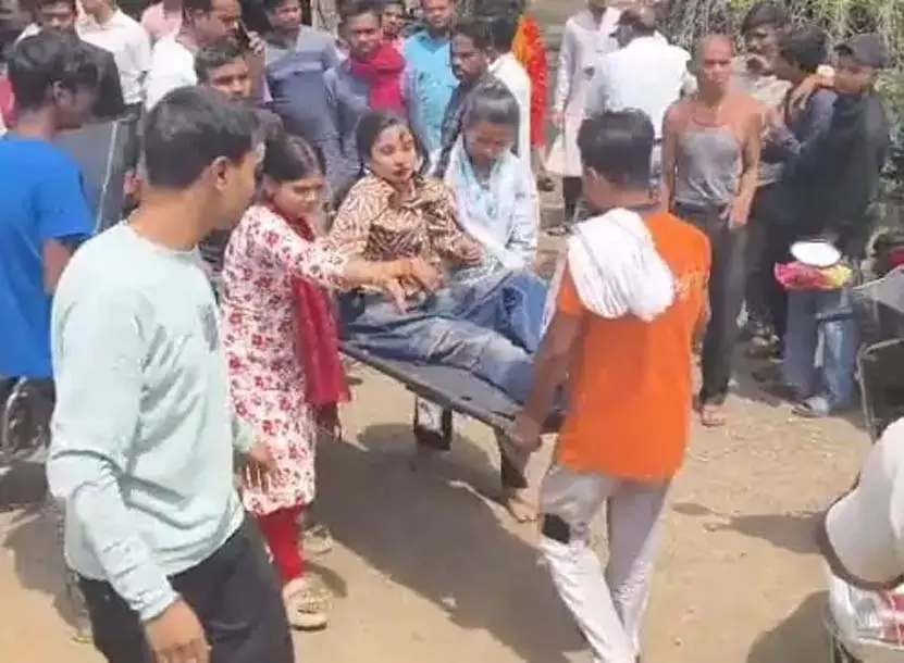 तेज रफ्तार एंबुलेंस ने बाइक सवार भाई-बहन को मारी टक्कर, दोनों गंभीर तेज रफ्तार एंबुलेंस ने बाइक सवार भाई-बहन को मारी टक्कर, दोनों गंभीर