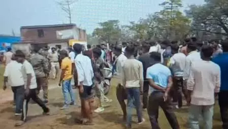 झारखंड में पशु अवशेष की अफवाह से दो समुदाय आमने-सामने, पुलिस ने संभाली स्थिति झारखंड में पशु अवशेष की अफवाह से दो समुदाय आमने-सामने, पुलिस ने संभाली स्थिति