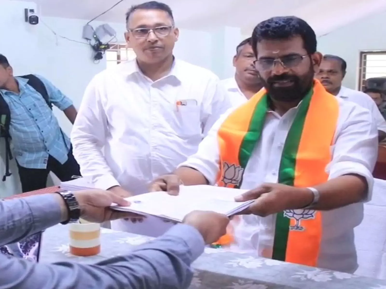 BJP के के. रंजीत ने कन्नूर की धर्मदम सीट से नामांकन दाखिल किया BJP के के. रंजीत ने कन्नूर की धर्मदम सीट से नामांकन दाखिल किया