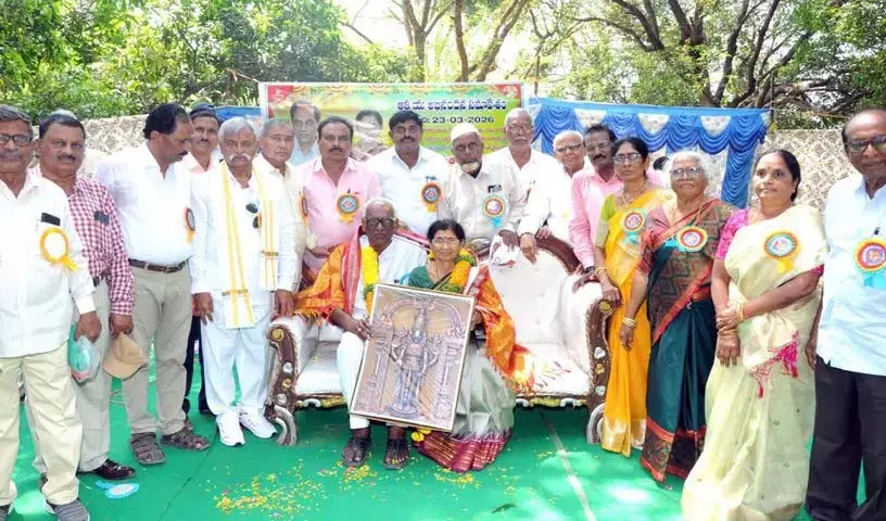 Ravella Seetharamaiah को सेवानिवृत्त कर्मचारी संघ के प्रदेश उपाध्यक्ष के रूप में सम्मानित किया गया Ravella Seetharamaiah को सेवानिवृत्त कर्मचारी संघ के प्रदेश उपाध्यक्ष के रूप में सम्मानित किया गया
