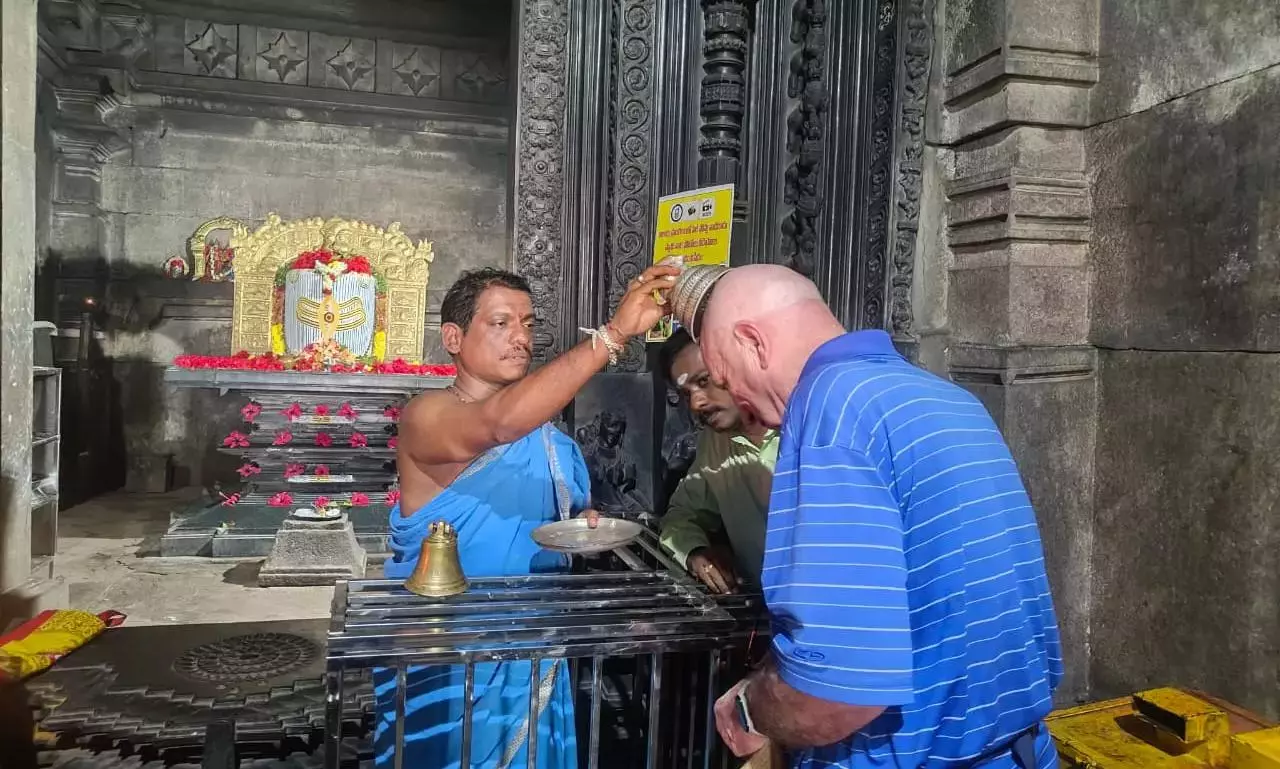 रामप्पा मंदिर में UK ट्रैवल राइटर की यात्रा, तेलंगाना टूरिज्म को बढ़ावा रामप्पा मंदिर में UK ट्रैवल राइटर की यात्रा, तेलंगाना टूरिज्म को बढ़ावा