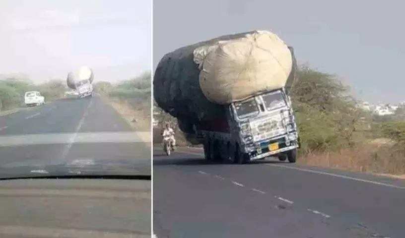 घास का भारी बोझ लादे एक lorry बेकाबू होकर पलट गई घास का भारी बोझ लादे एक lorry बेकाबू होकर पलट गई