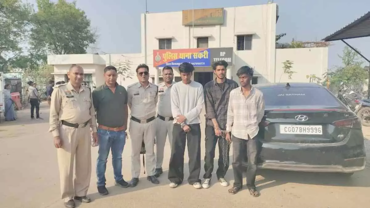 ओवरब्रिज पर पार्टी पड़ी भारी, युवती समेत 4 गिरफ्तार ओवरब्रिज पर पार्टी पड़ी भारी, युवती समेत 4 गिरफ्तार
