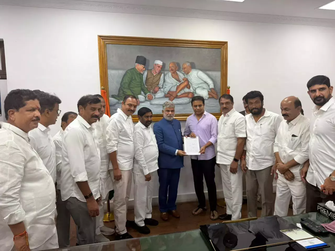 BRS का सरकार पर ‘छह गारंटियों’ को लेकर हमला, प्राइवेट बिल लाने की तैयारी BRS का सरकार पर ‘छह गारंटियों’ को लेकर हमला, प्राइवेट बिल लाने की तैयारी