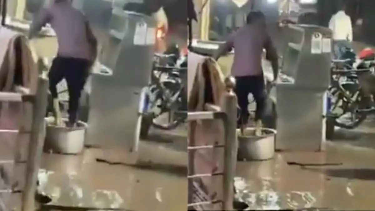 Ghaziabad की चाट की दुकान पर एक व्यक्ति ने पैरों से आलू धोए Ghaziabad की चाट की दुकान पर एक व्यक्ति ने पैरों से आलू धोए
