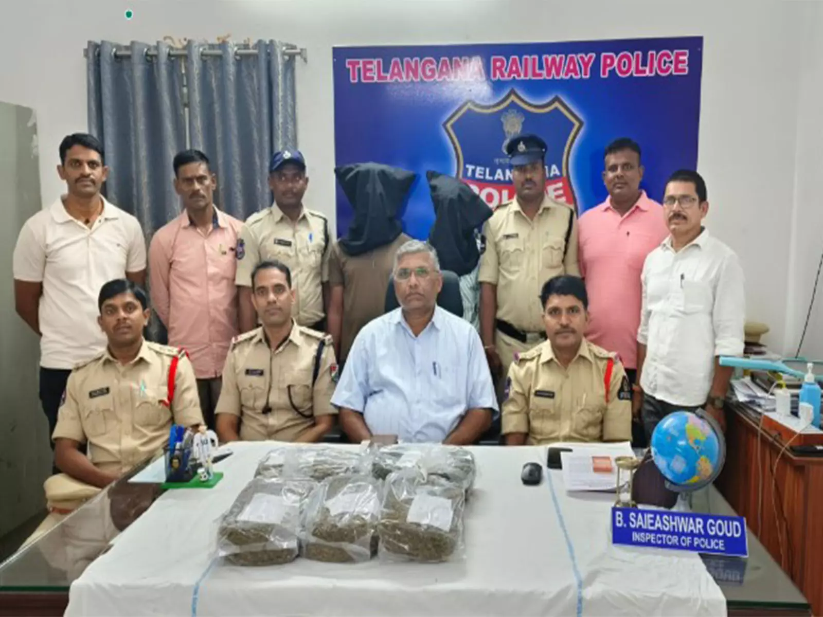 Secunderabad रेलवे पुलिस ने 10 किलोग्राम गांजा ज़ब्त किया, दो तस्करों को गिरफ़्तार किया Secunderabad रेलवे पुलिस ने 10 किलोग्राम गांजा ज़ब्त किया, दो तस्करों को गिरफ़्तार किया