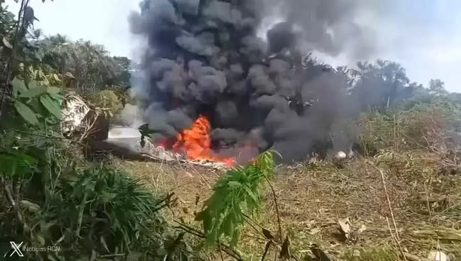 सैन्य विमान टेक-ऑफ के मिनटों बाद गिरा, 110 सैनिक थे सवार सैन्य विमान टेक-ऑफ के मिनटों बाद गिरा, 110 सैनिक थे सवार