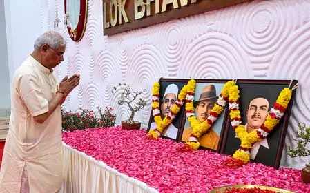 केरल : राज्यपाल ने शहीद भगत सिंह, सुखदेव और राजगुरु को श्रद्धांजलि अर्पित की केरल : राज्यपाल ने शहीद भगत सिंह, सुखदेव और राजगुरु को श्रद्धांजलि अर्पित की