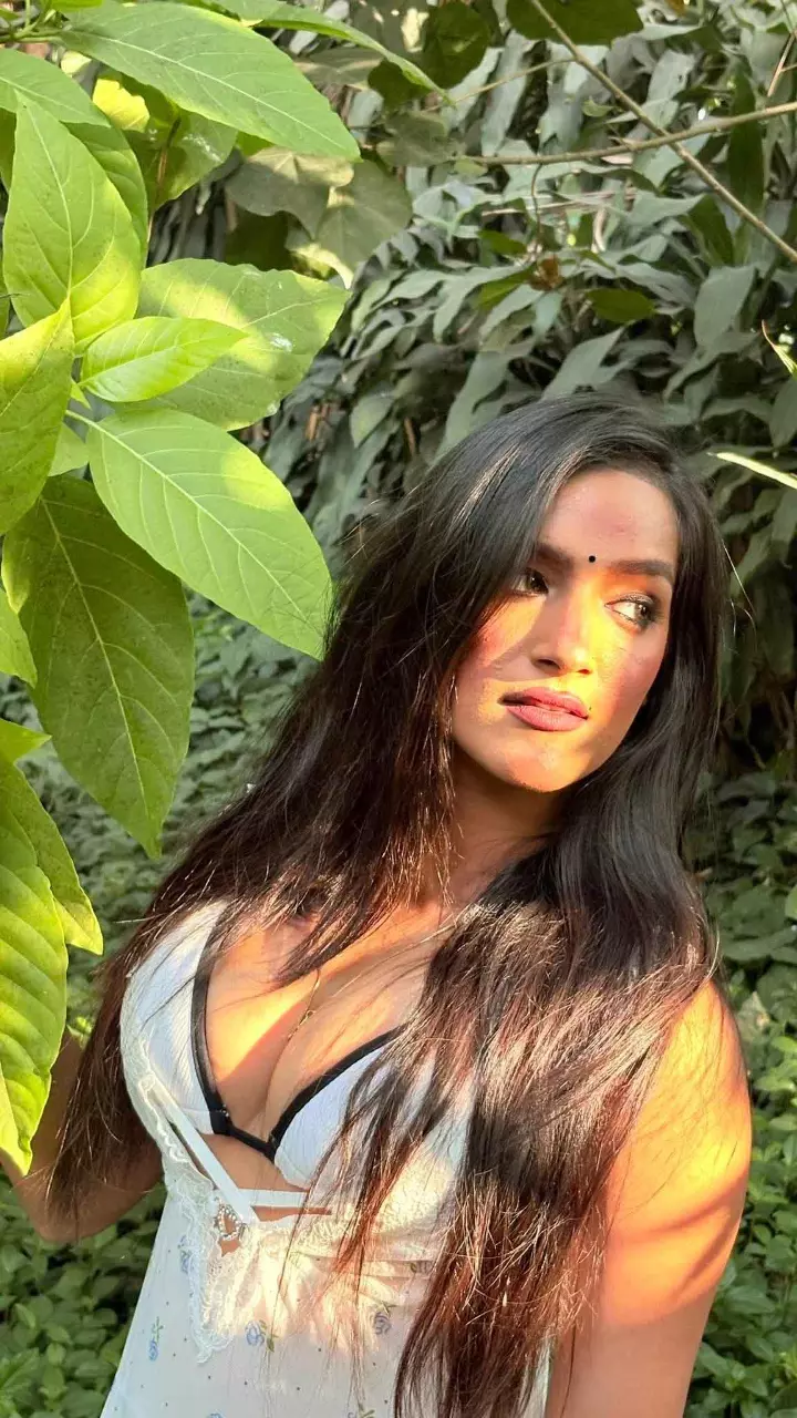 आकर्षित लुक में नजर आई एक्ट्रेस कुशी यादव