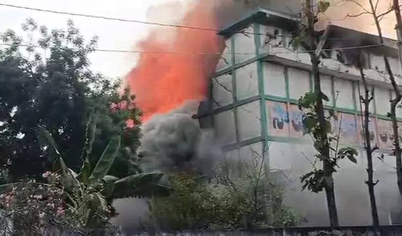 Khammam के मधिरा में, दो दिनों तक आग लगी रहने के बाद कोल्ड स्टोरेज ढह गया