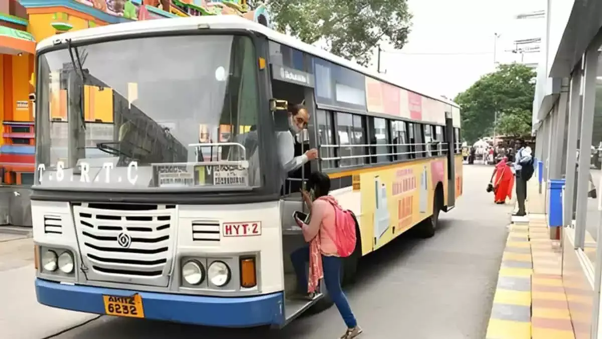 Telangana RTC कर्मचारियों ने वेतन वृद्धि और सरकारी क्षेत्र में विलय की मांग
