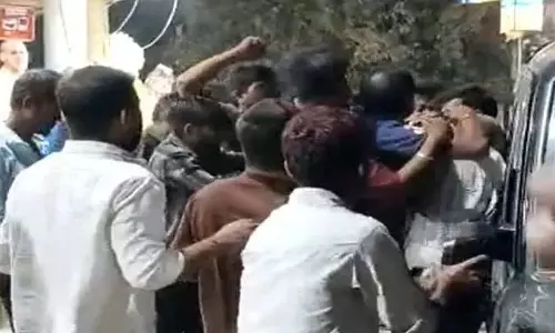 गर्लफ्रेंड से बातचीत को लेकर विवाद...दो पक्ष भिड़े गर्लफ्रेंड से बातचीत को लेकर विवाद...दो पक्ष भिड़े