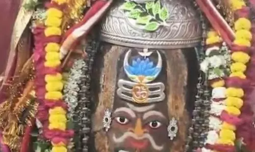 उज्जैन के महाकालेश्वर मंदिर में भक्तों ने लगाए हर हर महादेव और ऊं नमः शिवाय के जयकारे उज्जैन के महाकालेश्वर मंदिर में भक्तों ने लगाए हर हर महादेव और ऊं नमः शिवाय के जयकारे