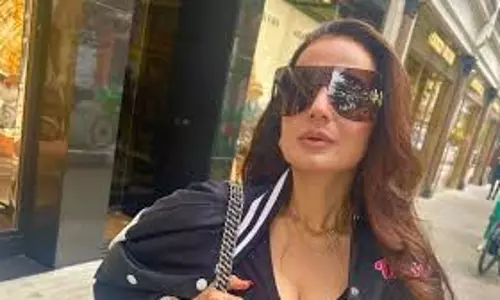 कोल्हापुर ब्यूटी अवॉर्ड्स में नहीं पहुंचीं Ameesha Patel, क्लाइंट पर लगाए वादाखिलाफी के आरोप कोल्हापुर ब्यूटी अवॉर्ड्स में नहीं पहुंचीं Ameesha Patel, क्लाइंट पर लगाए वादाखिलाफी के आरोप