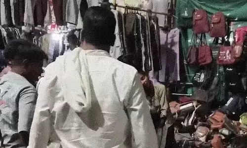 OMG! बैग चोरी के शक में मचा बवाल, महिलाओं के दो पक्षों में विवाद