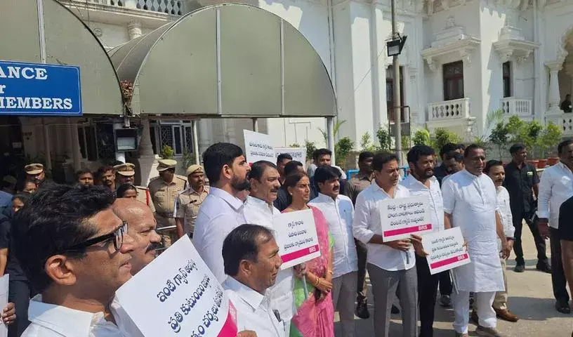 BRS ने गैस की कमी के ख़िलाफ़ प्रदर्शन किया, विधानसभा में चर्चा की मांग