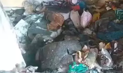 CG: शादी घर में सिलेंडर ब्लास्ट से तबाही, 20 लाख का सामान जलकर खाक CG: शादी घर में सिलेंडर ब्लास्ट से तबाही, 20 लाख का सामान जलकर खाक