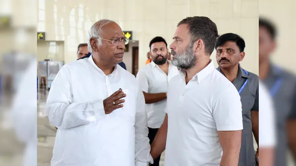 Humiliation, Neglect: एक के बाद एक नेता के पार्टी छोड़ने से कांग्रेस का चुपचाप बिखरना Humiliation, Neglect: एक के बाद एक नेता के पार्टी छोड़ने से कांग्रेस का चुपचाप बिखरना