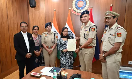 महिला ने दिखाई बहादुरी, मोबाइल छीनने वाले दो बदमाशों को खुद पकड़ा