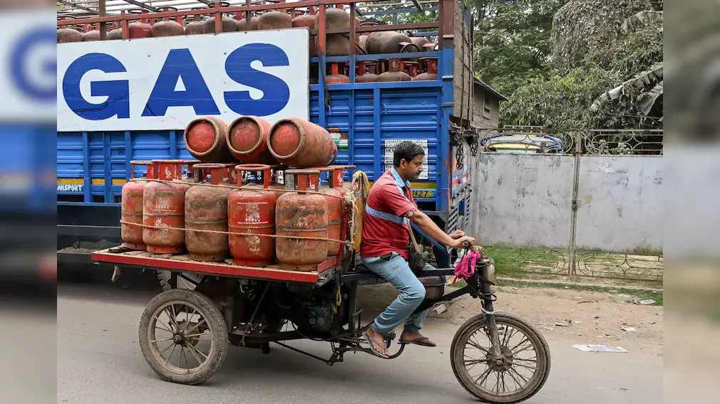 मौजूदा LPG संकट महज़ सप्लाई चेन की एक छोटी-सी रुकावट से कहीं ज़्यादा क्यों है? मौजूदा LPG संकट महज़ सप्लाई चेन की एक छोटी-सी रुकावट से कहीं ज़्यादा क्यों है?