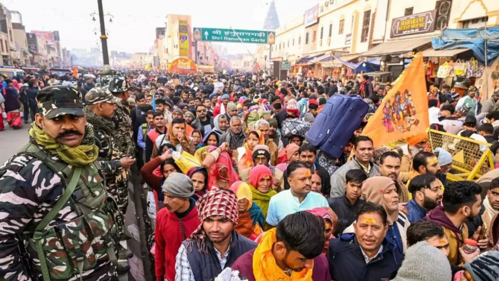 Ayodhya: अयोध्या में भक्तों का लगातार उमड़ रहा जनसैलाब Ayodhya: अयोध्या में भक्तों का लगातार उमड़ रहा जनसैलाब