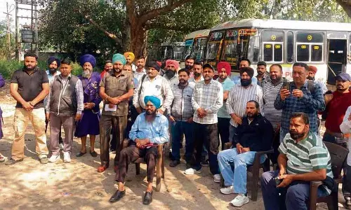 Punjab: शहीदों की पुण्यतिथि पर, रोडवेज कर्मचारियों ने वेतन में देरी और निजीकरण के विरोध में प्रदर्शन किया Punjab: शहीदों की पुण्यतिथि पर, रोडवेज कर्मचारियों ने वेतन में देरी और निजीकरण के विरोध में प्रदर्शन किया