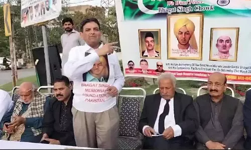 Lahore में क्रांतिकारियों को मोमबत्ती जलाकर श्रद्धांजलि दी गई