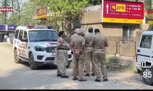 Talwara में राइफल चलने से बैंक का बंदूकधारी घायल Talwara में राइफल चलने से बैंक का बंदूकधारी घायल