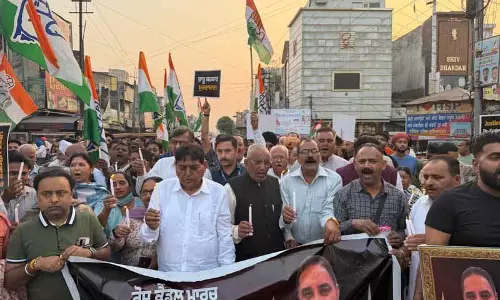 Randhawa Suicide: कांग्रेस ने फगवाड़ा और होशियारपुर में कैंडल मार्च निकाला