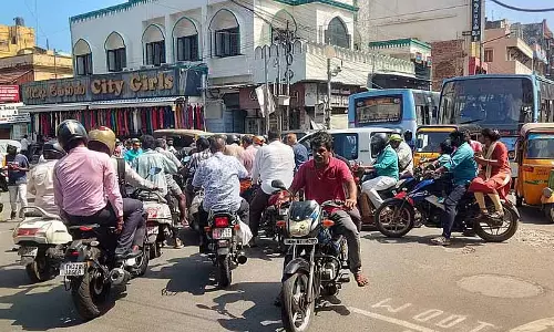 Chennai: ट्रिप्लिकेन इलाके में लगातार ट्रैफिक की अव्यवस्था से वाहन चालक परेशान Chennai: ट्रिप्लिकेन इलाके में लगातार ट्रैफिक की अव्यवस्था से वाहन चालक परेशान