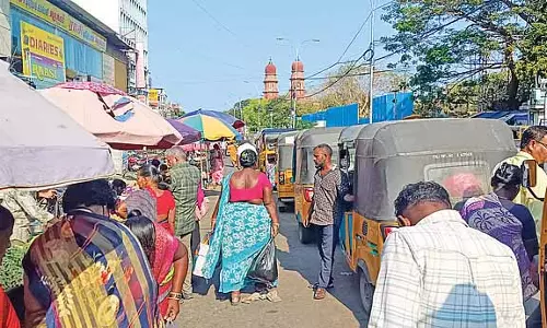 Chennai: अवैध पार्किंग और अतिक्रमण से NSC बोस रोड पर जाम Chennai: अवैध पार्किंग और अतिक्रमण से NSC बोस रोड पर जाम