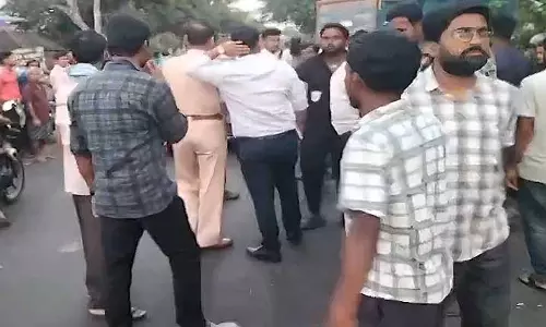 Balasore में अतिरिक्त तहसीलदार और ड्राइवर पर हमला, 2 गिरफ्तार Balasore में अतिरिक्त तहसीलदार और ड्राइवर पर हमला, 2 गिरफ्तार