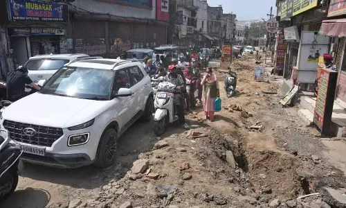 Ludhiana के एक हिस्से में चल रहे विकास कार्यों से ट्रैफिक में भारी अव्यवस्था Ludhiana के एक हिस्से में चल रहे विकास कार्यों से ट्रैफिक में भारी अव्यवस्था
