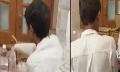 11वीं छात्र अस्पताल में इंजेक्शन भरते दिखा, वीडियो वायरल 11वीं छात्र अस्पताल में इंजेक्शन भरते दिखा, वीडियो वायरल