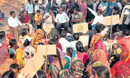 सड़क विवाद: ग्रामीणों ने सरकारी अधिकारियों को रोका